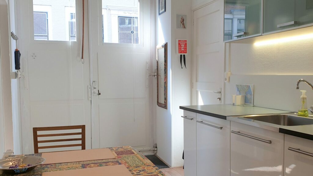 Keuken met deur naar buiten | Kitchen with door to the outside